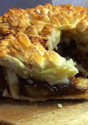 A picture of Decorative Apple pie.