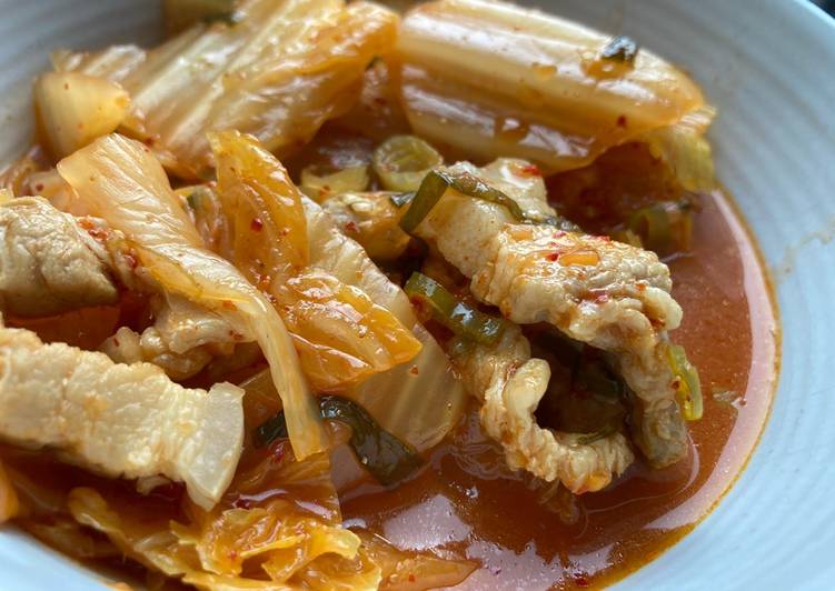 Kimchi Jjigae dengan kimchi instant, juara banget enaknya! ❤️