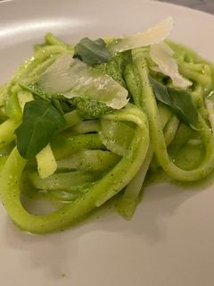 Una foto de Espaguetis y pesto de calabacín