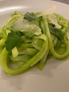 Una foto de Espaguetis y pesto de calabacín