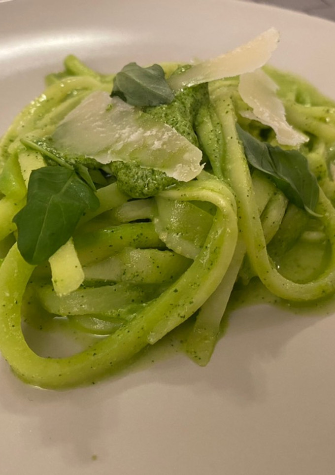 Una foto de Espaguetis y pesto de calabacín