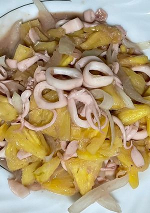 Hình của món Mực xào dứa hành tây chua ngọt đưa cơm.