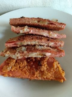 Una foto de Milanesa de mortadela rellena de queso