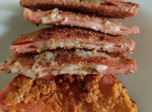 Una foto de Milanesa de mortadela rellena de queso