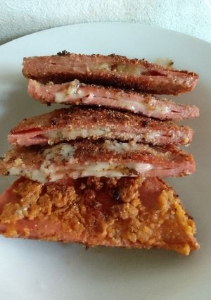 Una foto de Milanesa de mortadela rellena de queso
