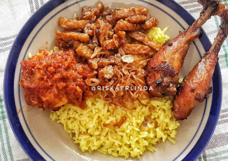Nasi Kuning Rice Cooker Wangi dan Tidak Benyek