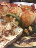Involtini di pollo cotto e mozzarella con verdure grigliate