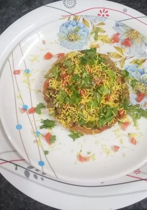 A picture of Chana chat in fried roti plate.