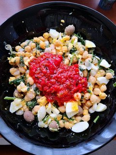 Una foto de Ensalada de garbanzos Ovovegetariana