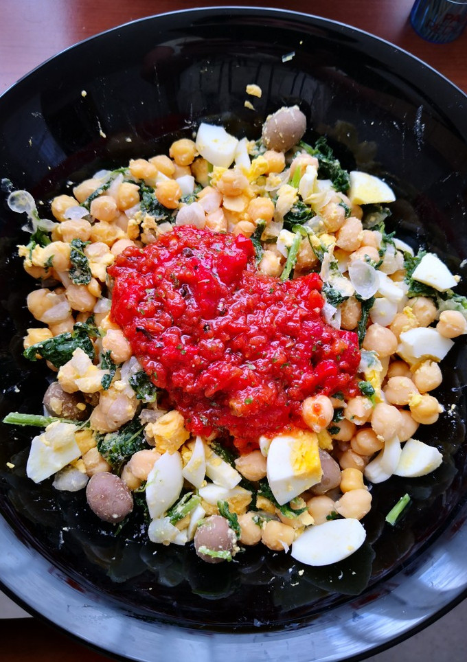 Una foto de Ensalada de garbanzos Ovovegetariana