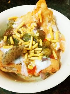 समोसा चाट (Samosa chaat recipe in hindi) रेसिपी मुख्य फोटो