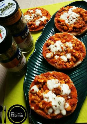 A picture of Mini bread pizza desi style.
