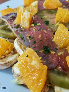 Una foto de Ensalada de tomate, champiñón y mojama con cítricos