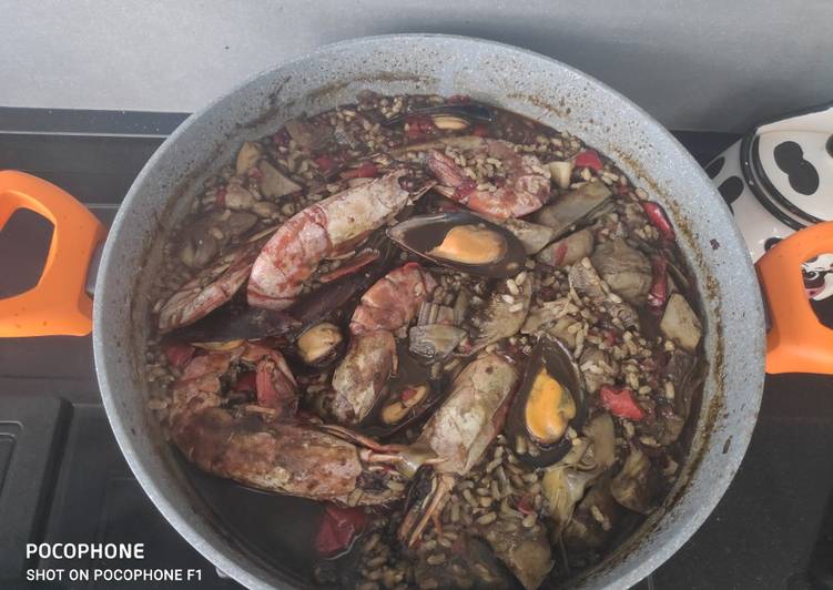 Arroz negro de gambas y alcachofas