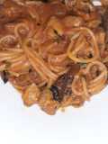 Spaghete cu bacon, ciuperci și măsline