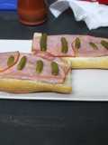 Pan con lomo y pepinillos
