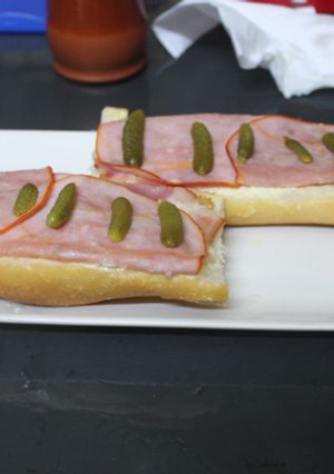 Una foto de Pan con lomo y pepinillos