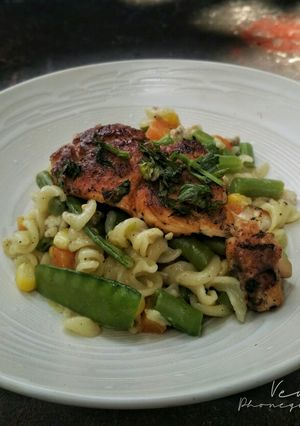 Foto resep Pasta Sayuran Berbumbu Tooping Ayam panggang