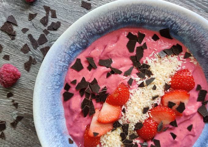 Smoothiebowl mit Himbeeren