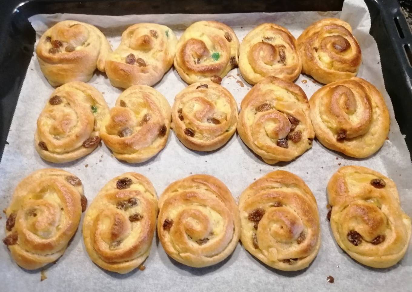 324. Caracolas de crema y fruta seca / Panificadora