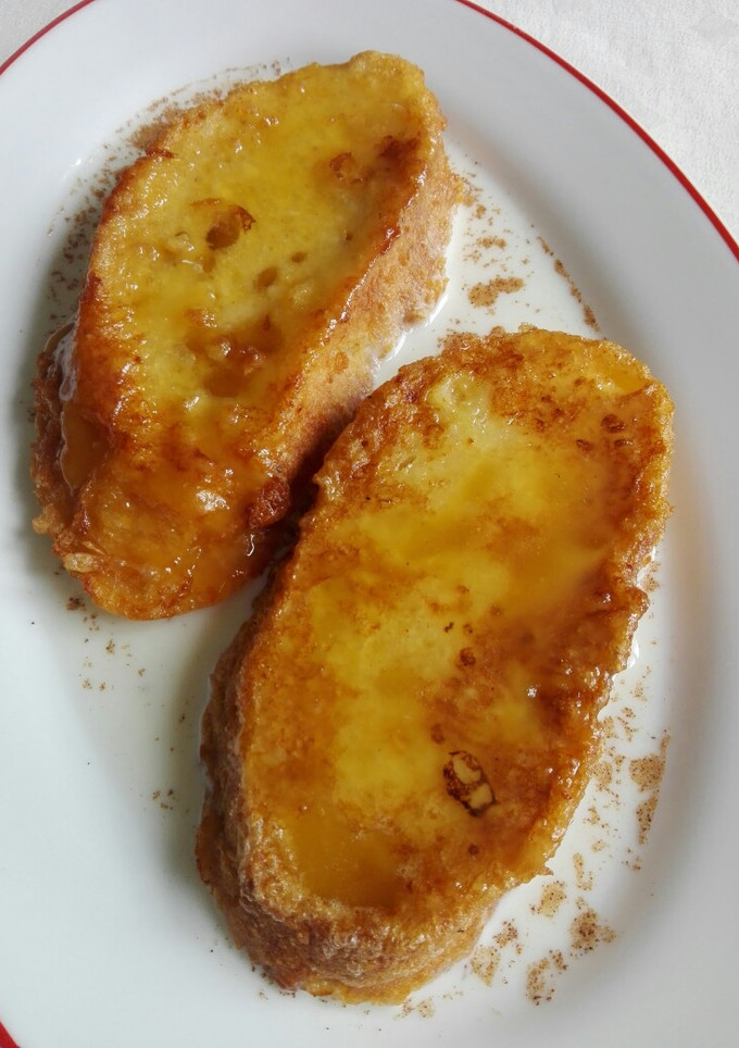 Una foto de Torrijas sobre leche infusionada con canela