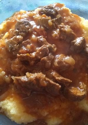 Una foto de Polenta con salsa