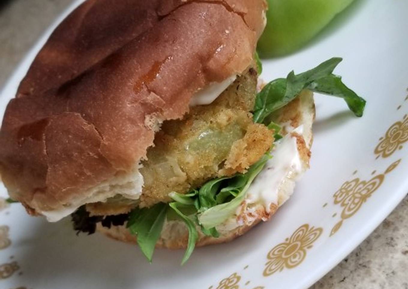 Grilled green tomato sandwich with vegetables