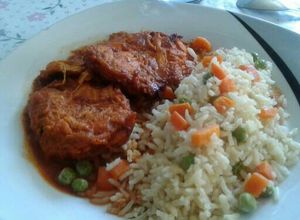 Una foto de Tortitas de pollo en salsa de 3 chiles