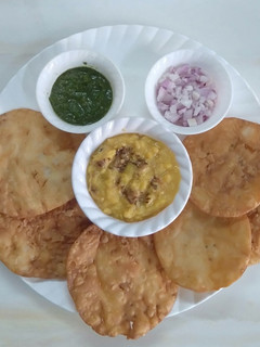 A picture of Dal pakwan.