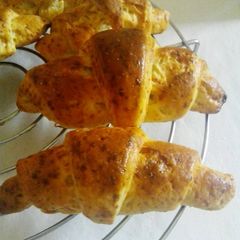 A picture of Cheese croissant.
