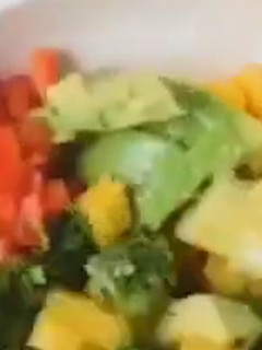 Una foto de Ensalada de verduras y frutas