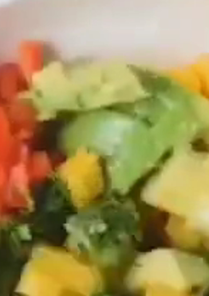 Una foto de Ensalada de verduras y frutas