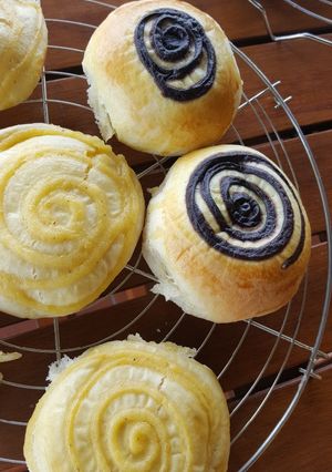 Foto di Bomboloni ripieni di crema pasticcera e al cioccolato