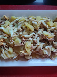 Una foto de Ensalada de patata, huevo duro, atún y cebolla