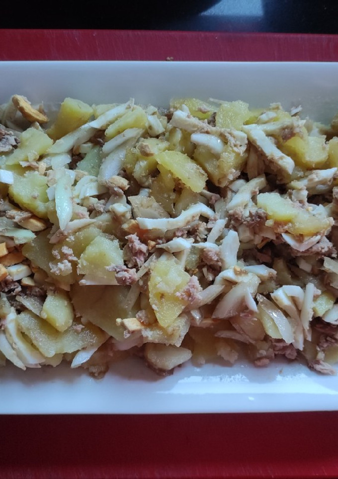 Una foto de Ensalada de patata, huevo duro, atún y cebolla