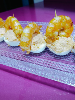 Una foto de Huevos rellenos con langostinos y salmón ahumado