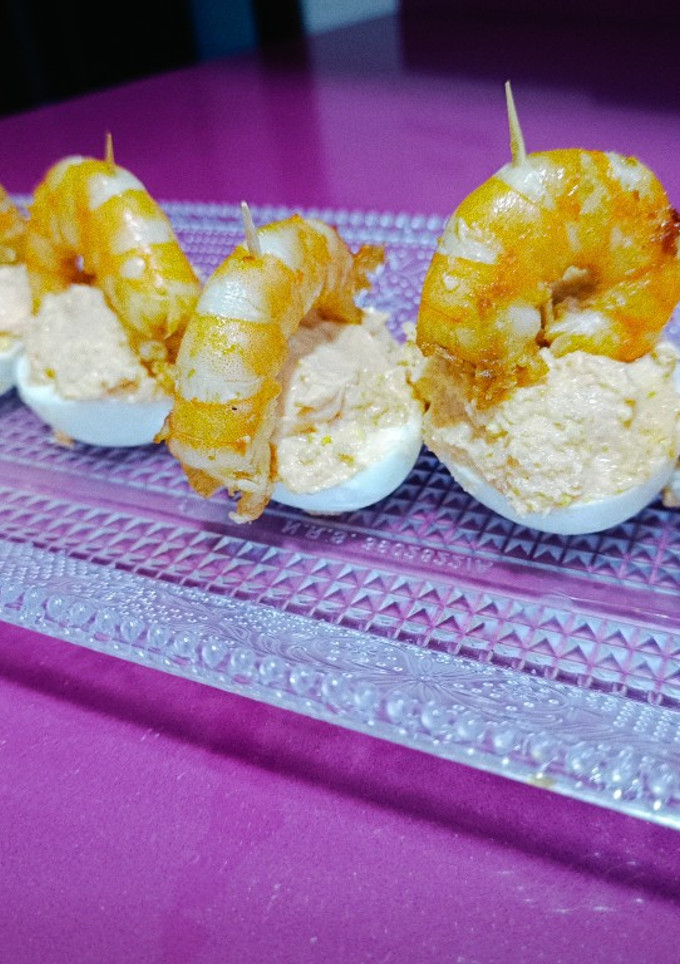 Una foto de Huevos rellenos con langostinos y salmón ahumado
