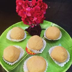 A picture of Besan ladoo.