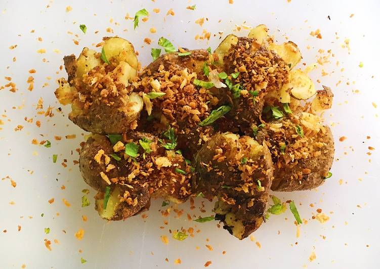 Resep Crispy Garlicy Smashed Potatoes Oleh Ilham Ps Cookpad