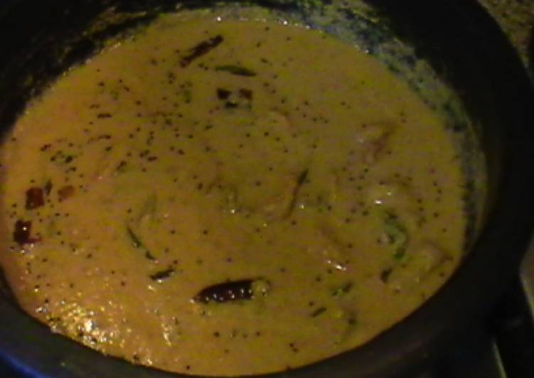 Shrimp in coconut sauce (Kerala style yellow shrimp Curry)
