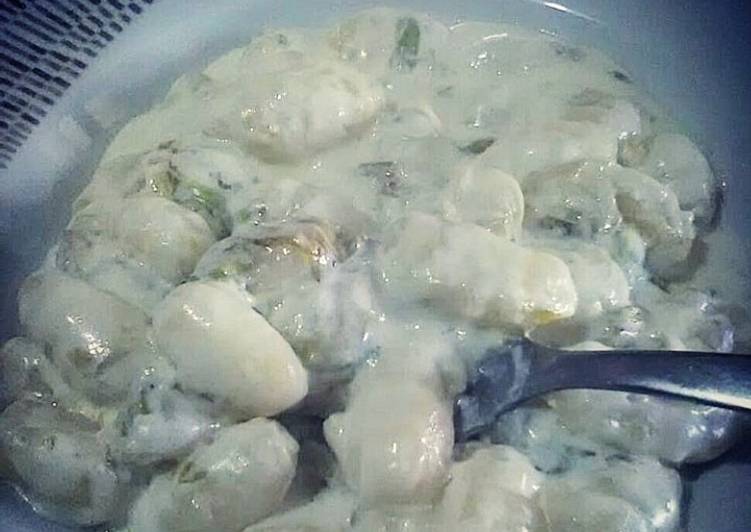 Gnocchi con crema ai formaggi e scarola