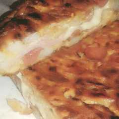A picture of Tortilla de papas con jamón y mozzarella.