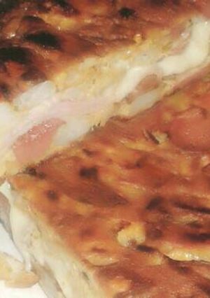 Una foto de Tortilla de papas con jamón y mozzarella