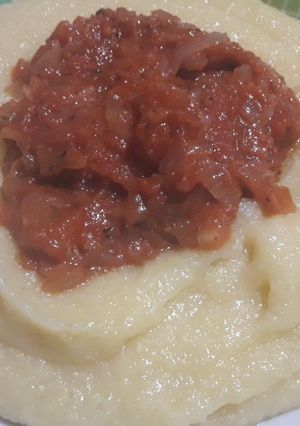 Una foto de Polenta con Salsa