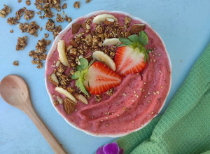 Foto de Smoothie Bowl de Morango e Banana
