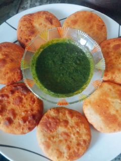 खस्ता कचोरी (Kachori recipe in marathi) रेसिपी चे मुख्य फोटो