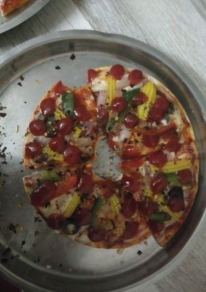 पिज़्ज़ा (Pizza recipe in hindi) रेसिपी मुख्य फोटो