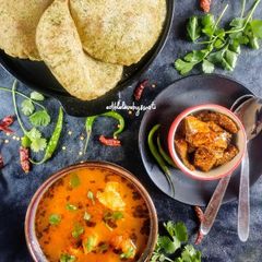 A picture of Bathue ki puri with aloo tamatar ki subzi.