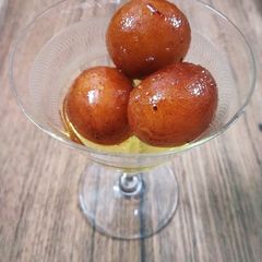 A picture of Gulab jamun.