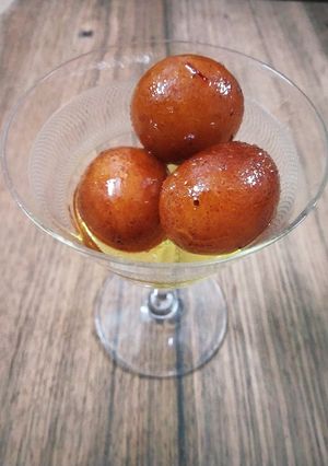 A picture of Gulab jamun.